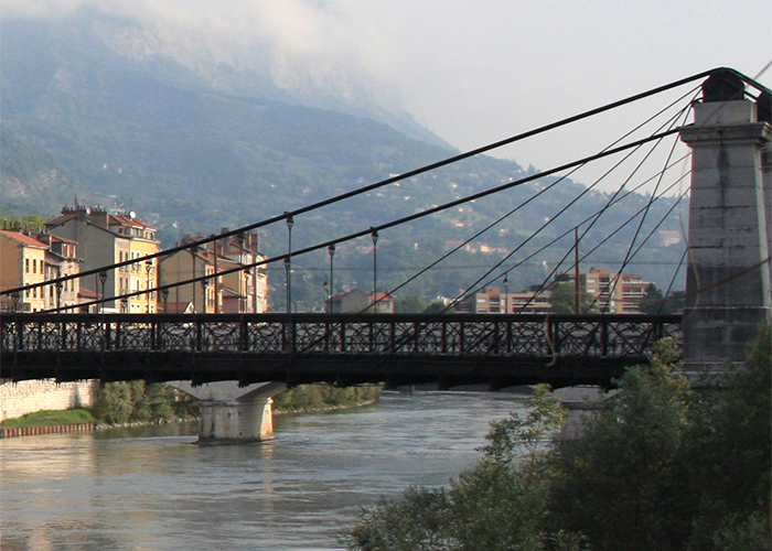 Pont au-dessus de l'Isère à Grenoble