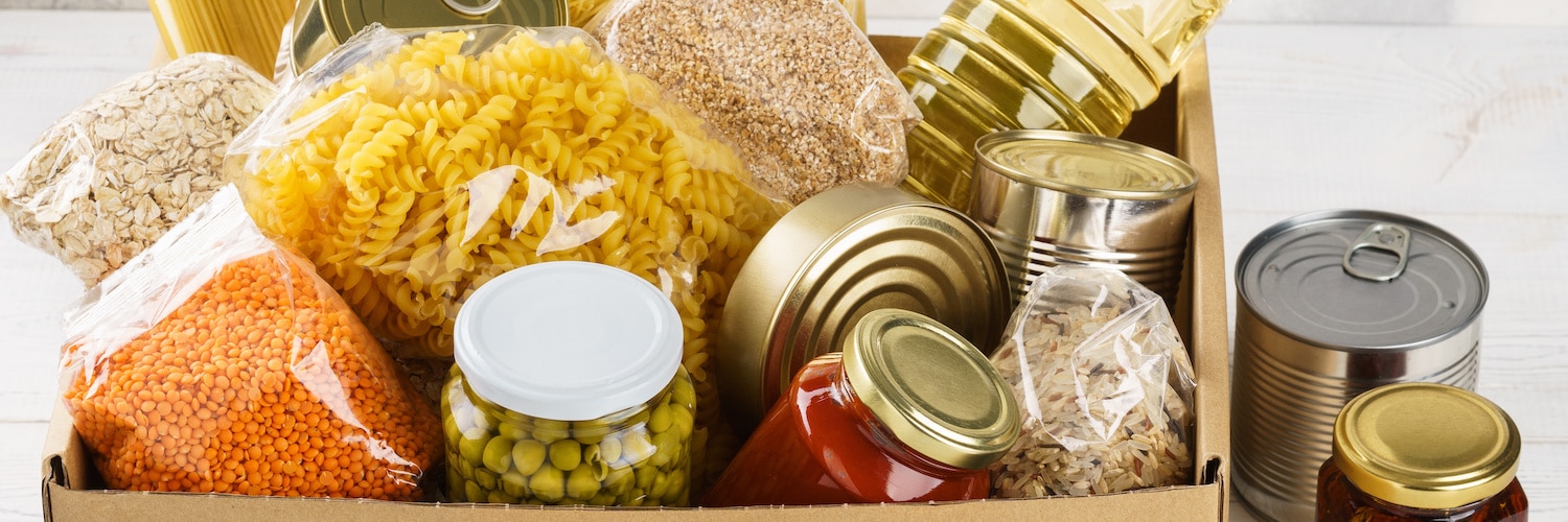 Boîtes de conserve, pâtes et légumes secs offerts aux associations d'aide aux personnes démunies.